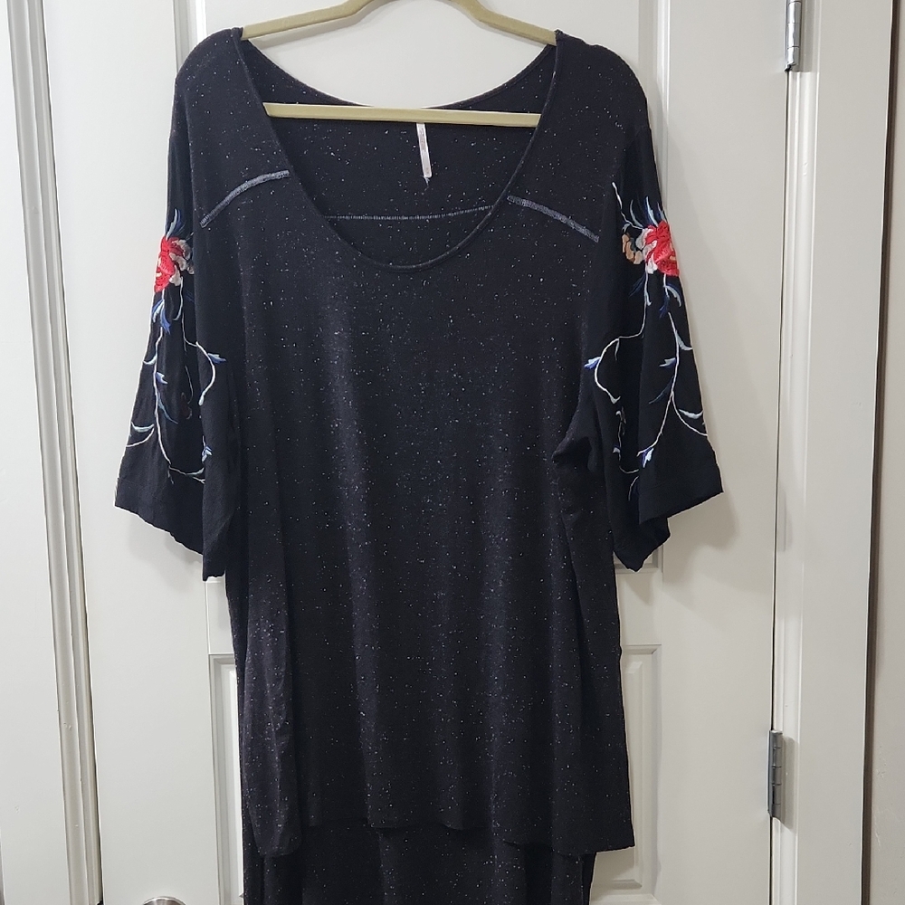 Free People Hi-Lo T-Shirt with Embroidered Flowers on Sleeves -Black Medium